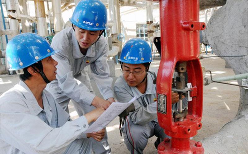 昌暉儀表工程師在現場開展自動化培訓工作 昌暉儀表工程師在現場開展自動化培訓工作