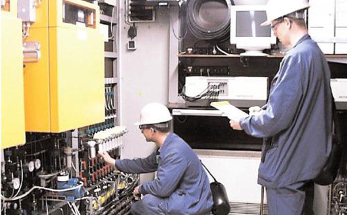 儀表工在現場進行儀表維修-http://m.fg316.com/tech/1194.html