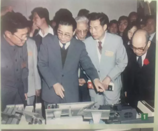 李鵬委員長參觀西安儀表廠產品 李鵬委員長參觀西安儀表廠產品