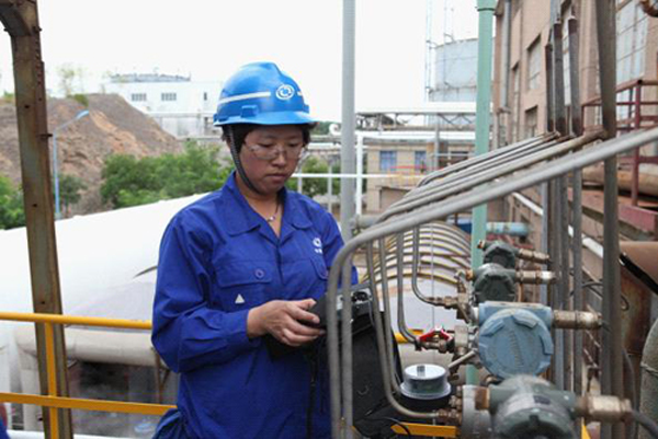 在現場檢修的儀表人 在現場檢修的儀表人