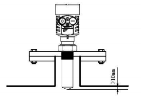 被測罐體中，變送器安裝連接短接過長，雷達液位計天線未出安裝短接