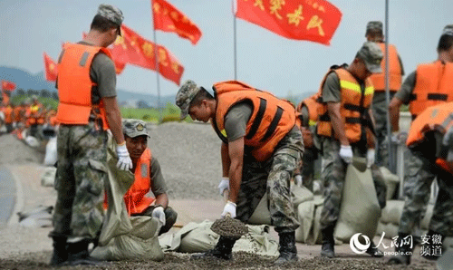 人民子弟兵在抗洪救災 人民子弟兵在抗洪救災