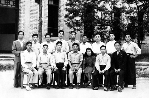 星旦在國立師范學(xué)院讀三年級時參加學(xué)生自治會主辦的員生供應(yīng)社