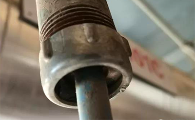 不采用撓性管連接時，管末端應(yīng)加工成喇叭口或帶護(hù)線帽