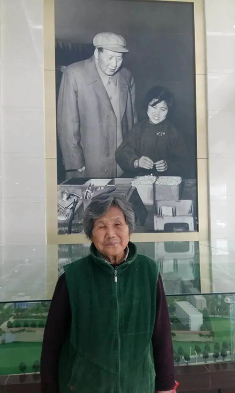 蘇玉春來到了當年與毛主席的巨幅合影下 蘇玉春來到了當年與毛主席的巨幅合影下