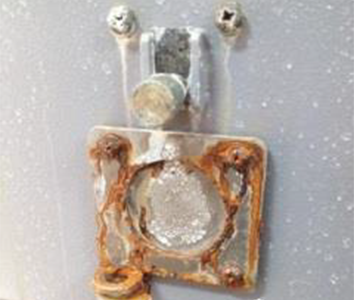 鹽霧試驗(yàn)后開關(guān)柜部分螺栓出現(xiàn)紅銹現(xiàn)象 鹽霧試驗(yàn)后開關(guān)柜部分螺栓出現(xiàn)紅銹現(xiàn)象