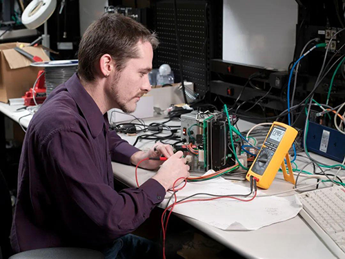 使用中的福祿克萬用表 使用中的福祿克萬用表