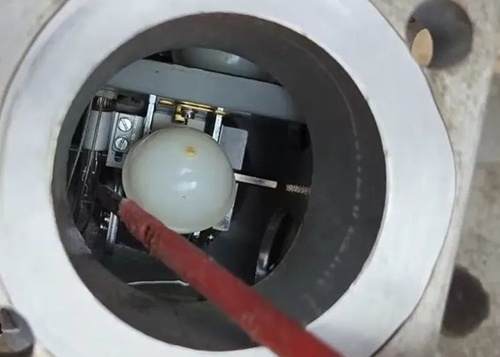 圖中可見上層浮球的掠影、下層浮球、左側的重瓦斯干簧節點及被浮球擋住的擋板